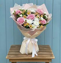 Букет цветов из:  Гвоздики, Орхидеи и Розы в Денежниково