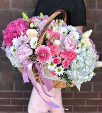 Композиция солнечный день в Денежниково Цветочная композиция из Розы, Хризантемы, Пионы и Лизиантусы в корзине в Денежниково