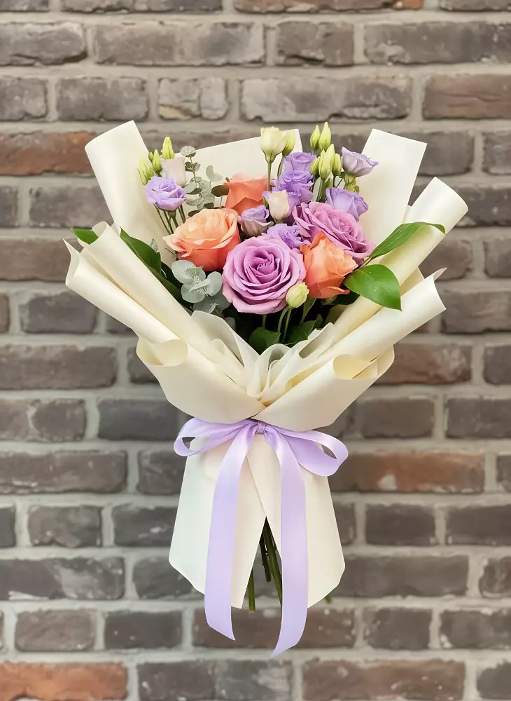 Букет цветов из: Лизиантусы и Розы в Денежниково