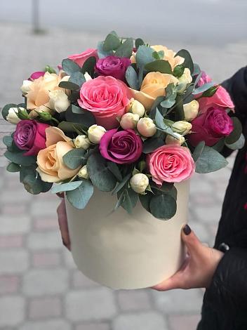 Цветочная композиция из Розы в шляпной коробке в Денежниково