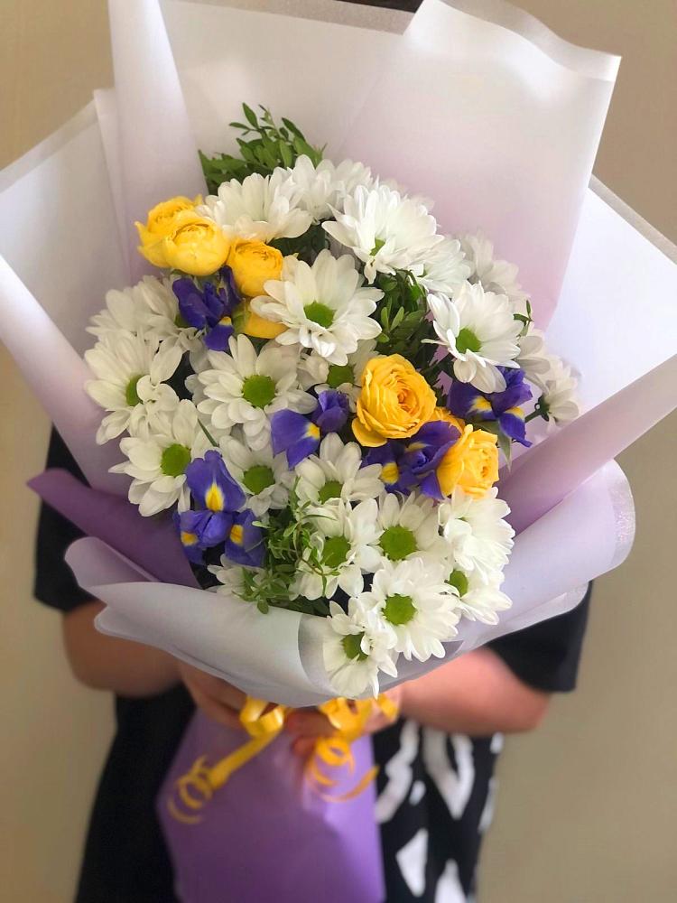 Букет цветов из: Ирисы, Хризантемы и Розы в Денежниково