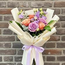 Букет цветов из:  Лизиантусы и Розы в Денежниково