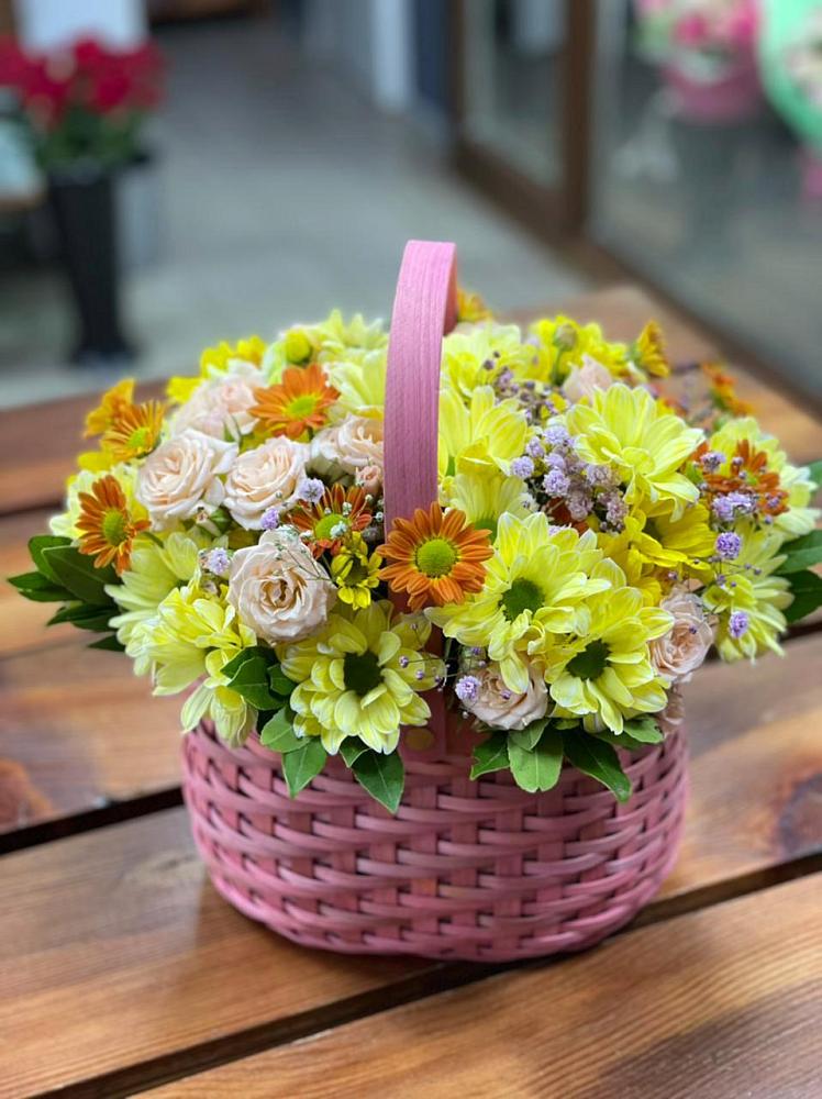 Цветочная композиция из Хризантемы и Розы в корзине в Денежниково
