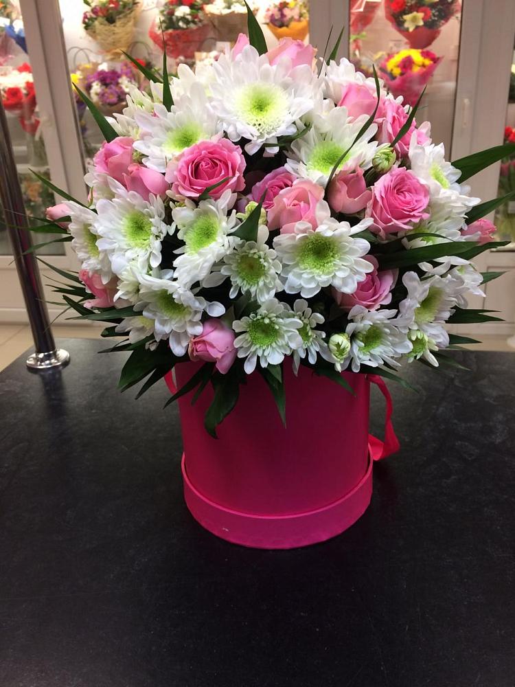 Цветочная композиция из Розы и Хризантемы в шляпной коробке в Денежниково