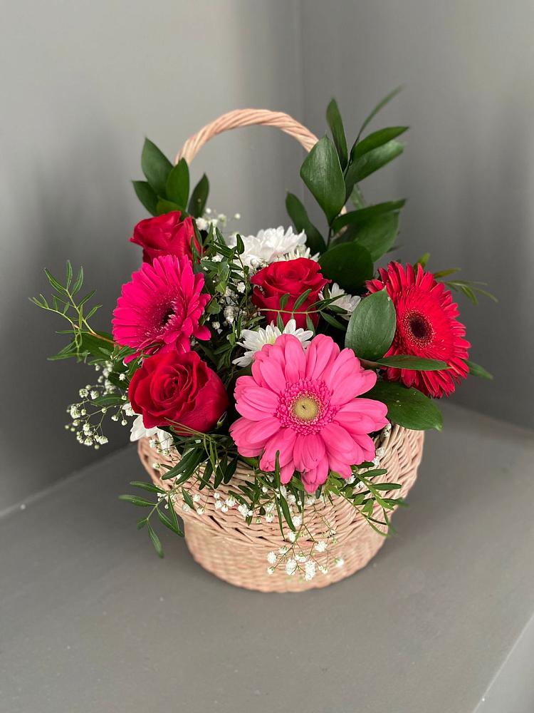 Цветочная композиция из Розы, Хризантемы и Герберы в корзине в Денежниково