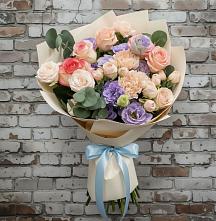 Букет цветов из:  Розы, Лизиантусы и Гвоздики в Денежниково