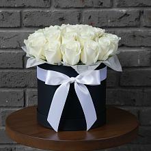 Цветочная композиция из Розы в шляпной коробке в Денежниково